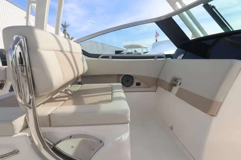 Slide: The Image of Boston Whaler 240 Vantage 2027 - 17