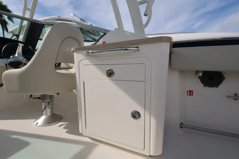 Slide: The Image of Boston Whaler 240 Vantage 2027 - 14