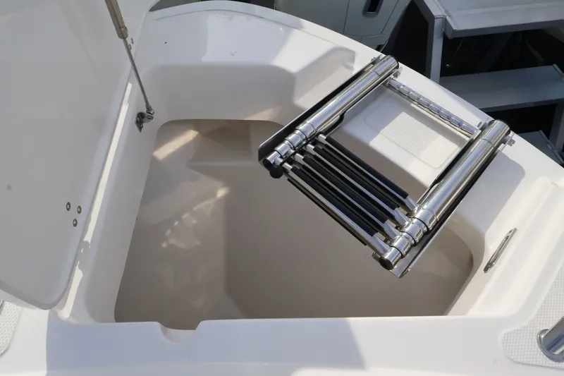 Slide: The Image of Boston Whaler 240 Vantage 2027 - 36
