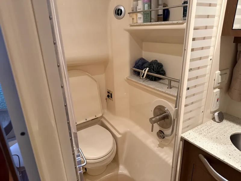 Slide: The Image of Sea Ray SUNDANCER 370 2016 - 36