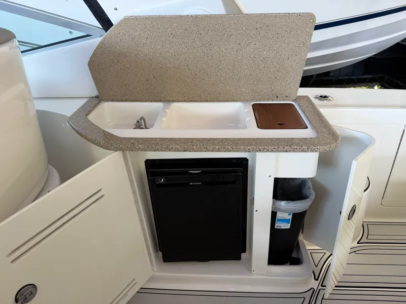 Slide: The Image of Sea Ray SUNDANCER 370 2016 - 14