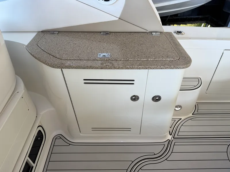 Slide: The Image of Sea Ray SUNDANCER 370 2016 - 13