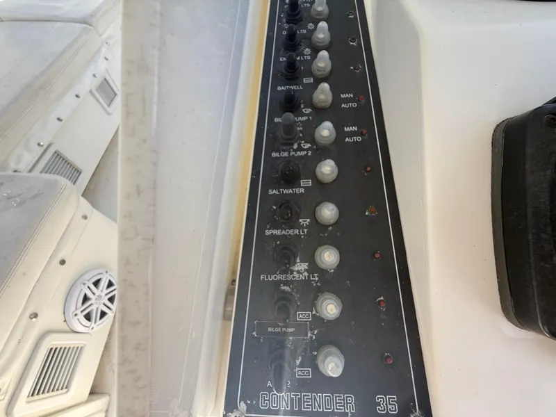 Slide: The Image of Contender 35 Side Console 2000 - 31