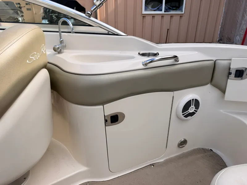 Slide: The Image of Sea Ray 220 SUNDECK 2006 - 16