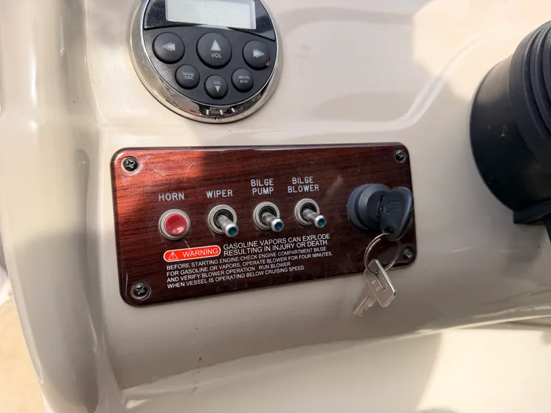 Slide: The Image of Sea Ray 220 SUNDECK 2006 - 27