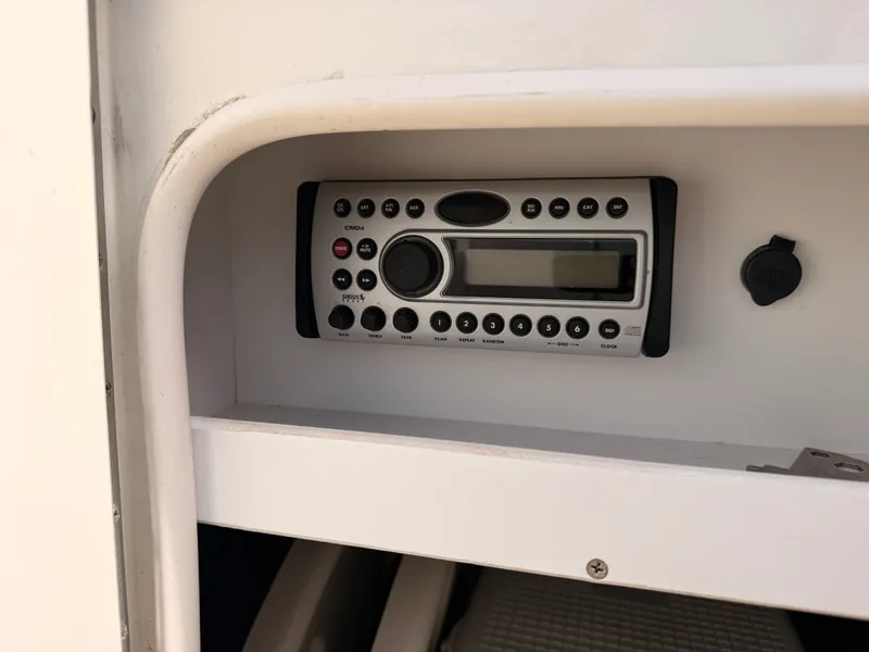 Slide: The Image of Sea Ray 220 SUNDECK 2006 - 38