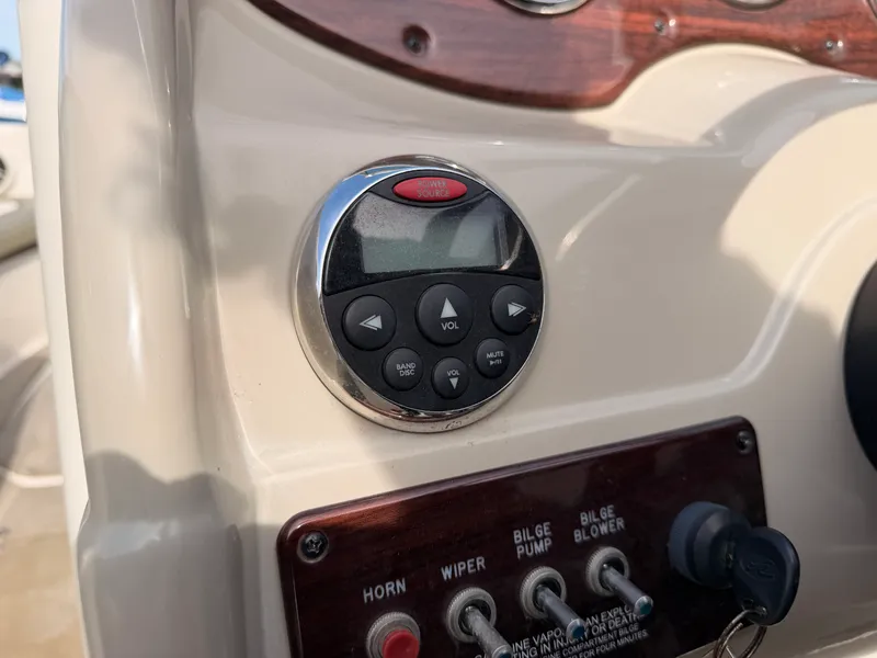 Slide: The Image of Sea Ray 220 SUNDECK 2006 - 28