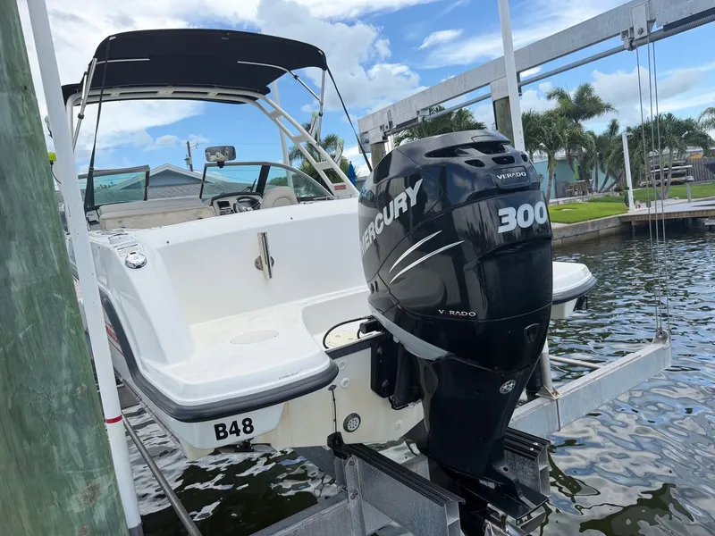 Slide: The Image of Boston Whaler 230 VANTAGE 2015 - 17