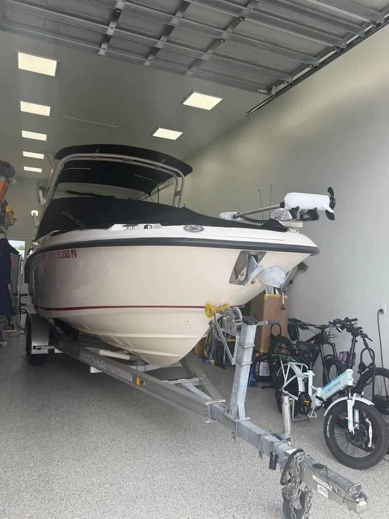 Slide: The Image of Boston Whaler 230 VANTAGE 2015 - 0