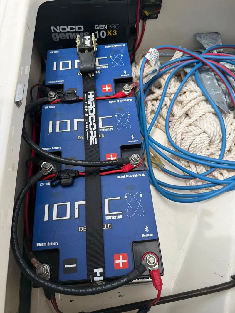Slide: The Image of Boston Whaler 230 VANTAGE 2015 - 16
