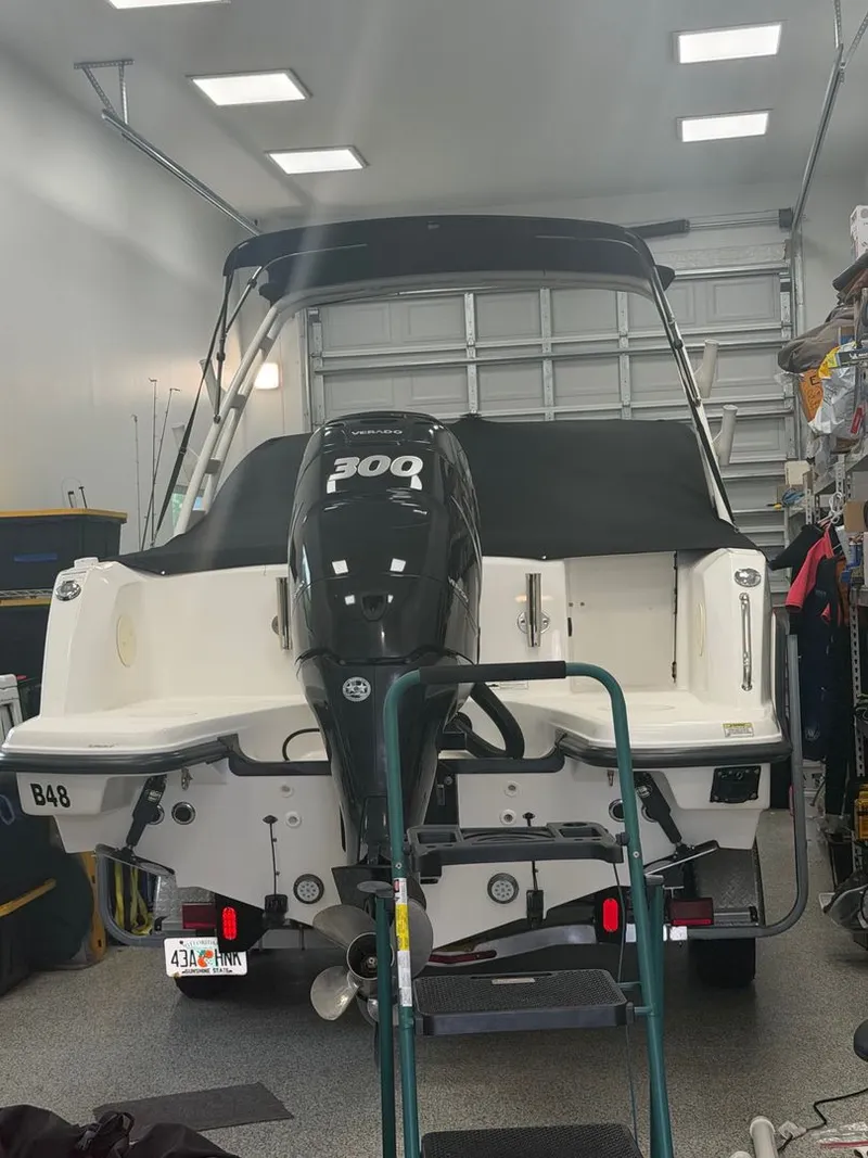 Slide: The Image of Boston Whaler 230 VANTAGE 2015 - 6