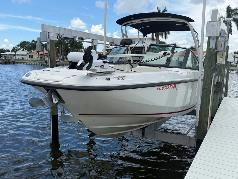The Image of Boston Whaler 230 VANTAGE 2015 - 18