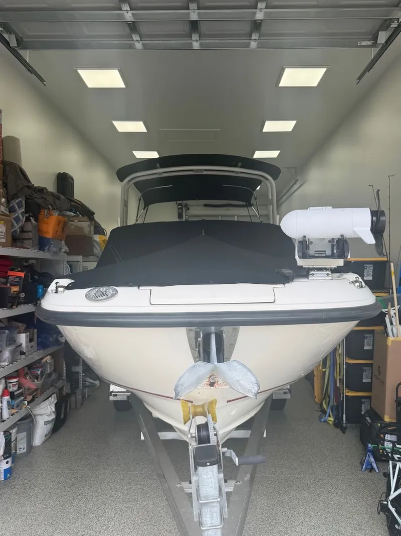 Slide: The Image of Boston Whaler 230 VANTAGE 2015 - 4