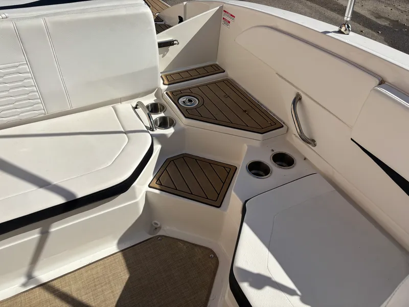 Slide: The Image of Sea Ray 210 SPX 2023 - 7