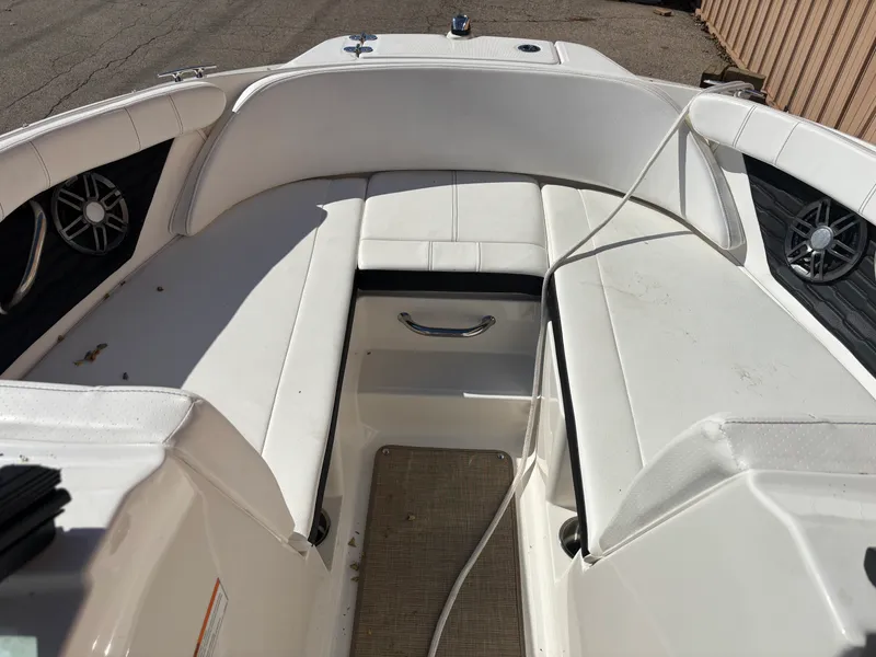 Slide: The Image of Sea Ray 210 SPX 2023 - 11