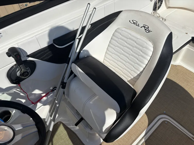 Slide: The Image of Sea Ray 210 SPX 2023 - 14