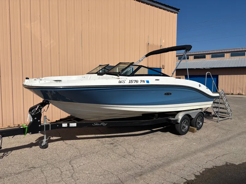 Slide: The Image of Sea Ray 210 SPX 2023 - 2