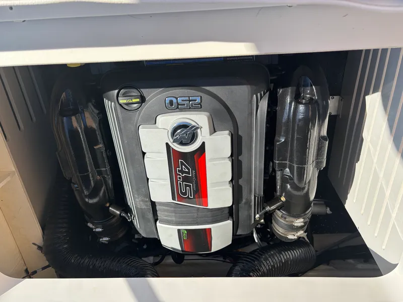 Slide: The Image of Sea Ray 210 SPX 2023 - 8
