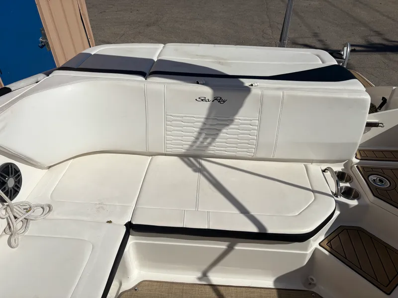 Slide: The Image of Sea Ray 210 SPX 2023 - 6