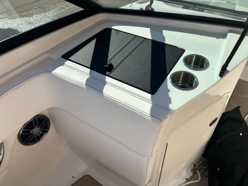 Slide: The Image of Sea Ray 210 SPX 2023 - 13