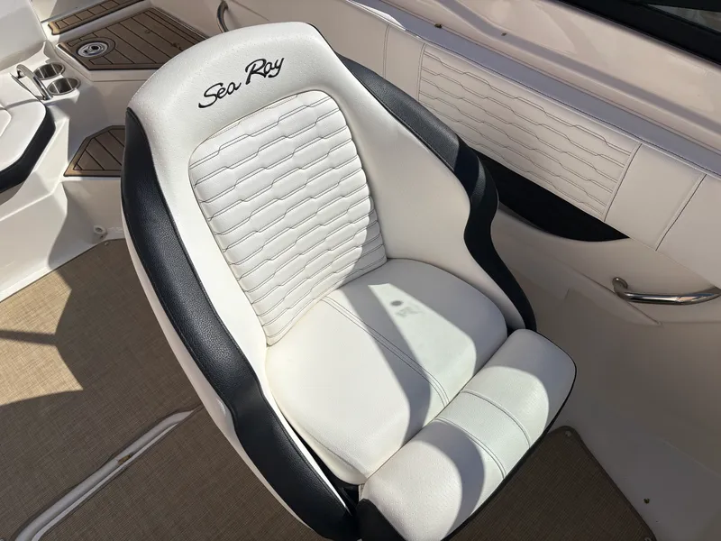 Slide: The Image of Sea Ray 210 SPX 2023 - 19