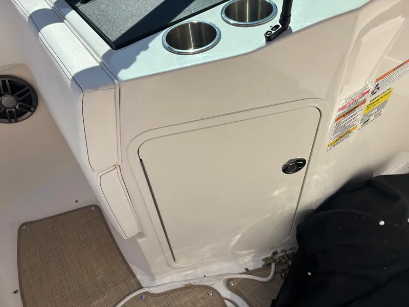 Slide: The Image of Sea Ray 210 SPX 2023 - 15