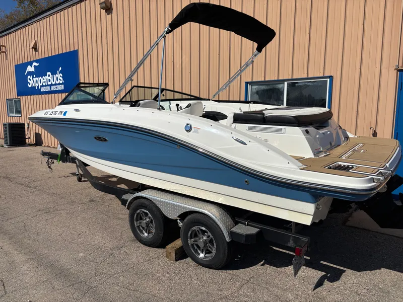 Slide: The Image of Sea Ray 210 SPX 2023 - 3