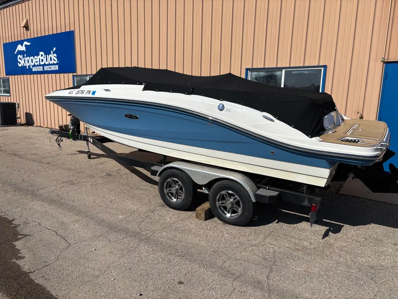 Slide: The Image of Sea Ray 210 SPX 2023 - 1