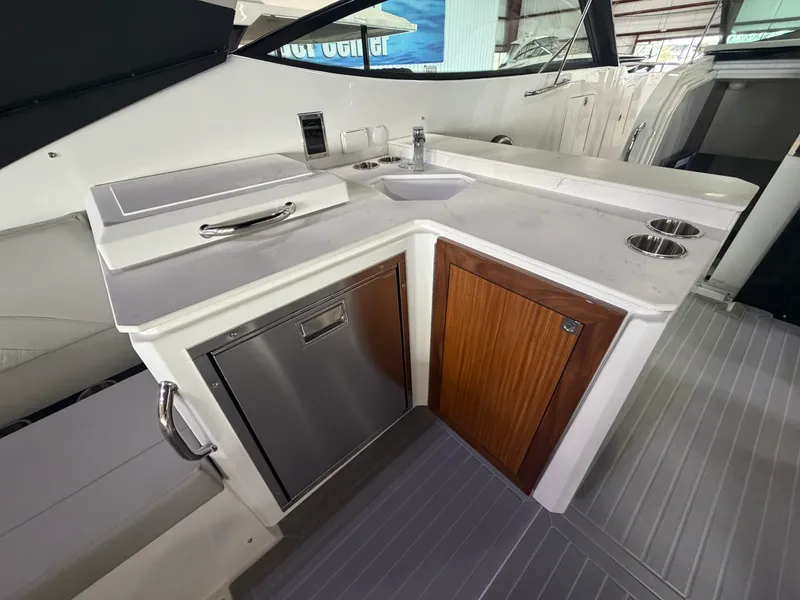 Slide: The Image of Cruisers 38 GLS 2027 - 35