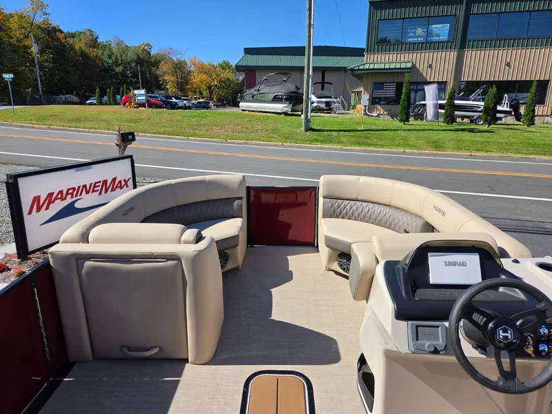Slide: The Image of Harris Cruiser 210 2027 - 15