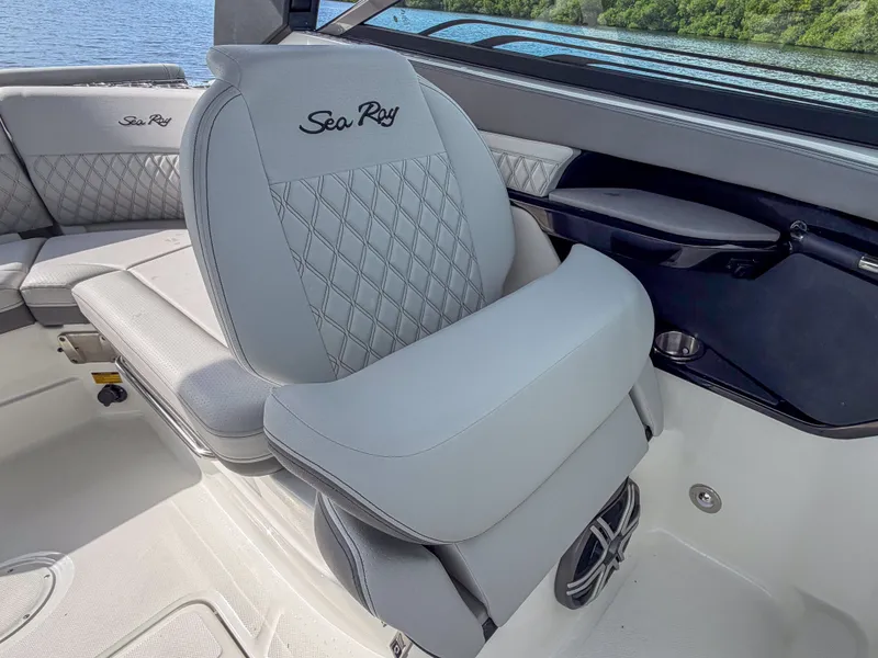 Slide: The Image of Sea Ray SLX 260 Outboard 2027 - 16