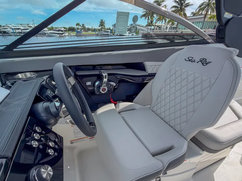 Slide: The Image of Sea Ray SLX 260 Outboard 2027 - 13