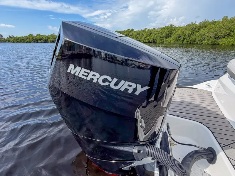 Slide: The Image of Sea Ray SLX 260 Outboard 2027 - 19