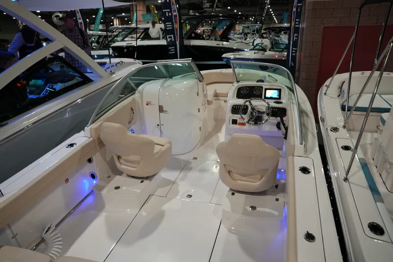 Slide: The Image of Robalo R207 2026 - 7