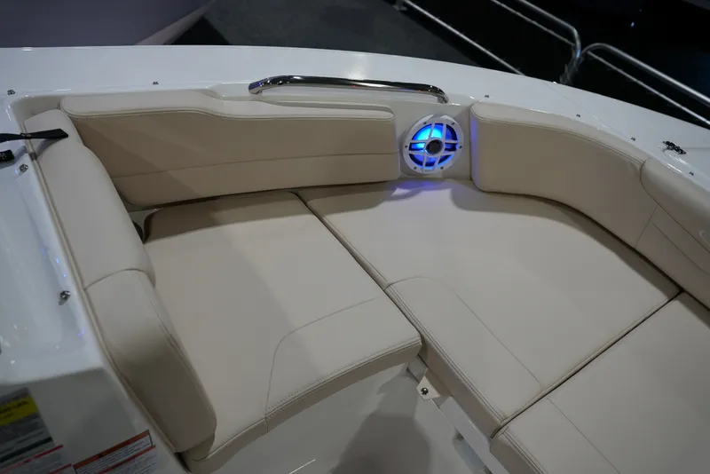 Slide: The Image of Robalo R207 2026 - 31
