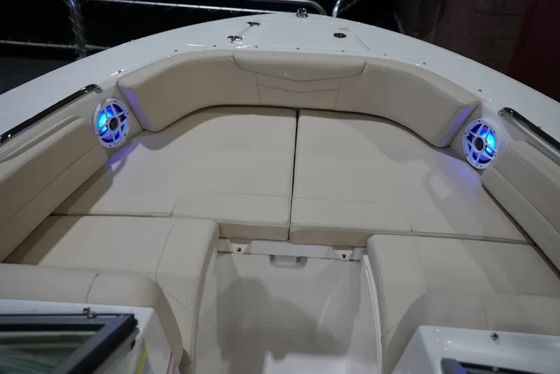 Slide: The Image of Robalo R207 2026 - 27