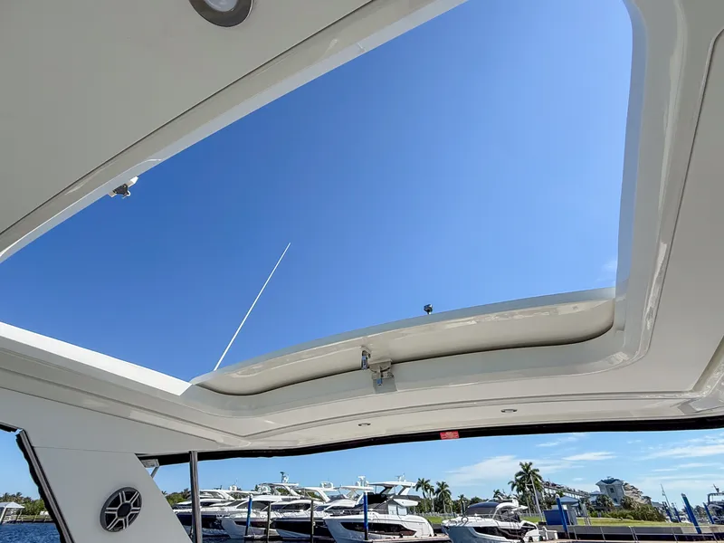 Slide: The Image of Sea Ray Sundancer 320 Outboard 2027 - 10