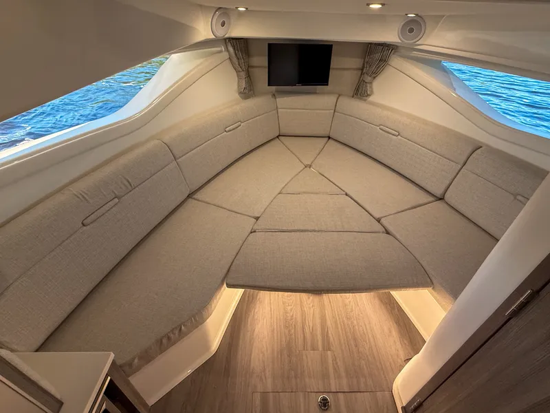 Slide: The Image of Sea Ray Sundancer 320 Outboard 2027 - 19