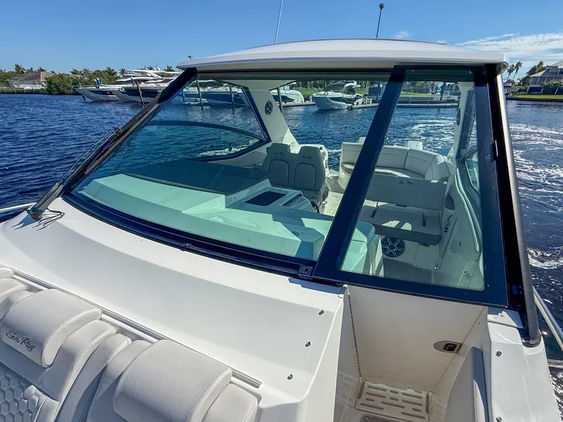 Slide: The Image of Sea Ray Sundancer 320 Outboard 2027 - 15