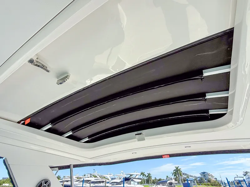 Slide: The Image of Sea Ray Sundancer 320 Outboard 2027 - 9