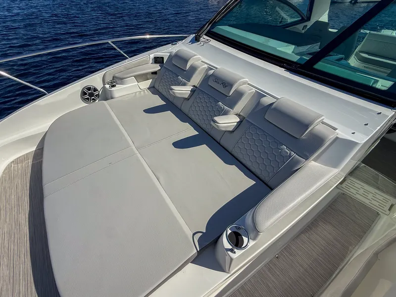 Slide: The Image of Sea Ray Sundancer 320 Outboard 2027 - 13