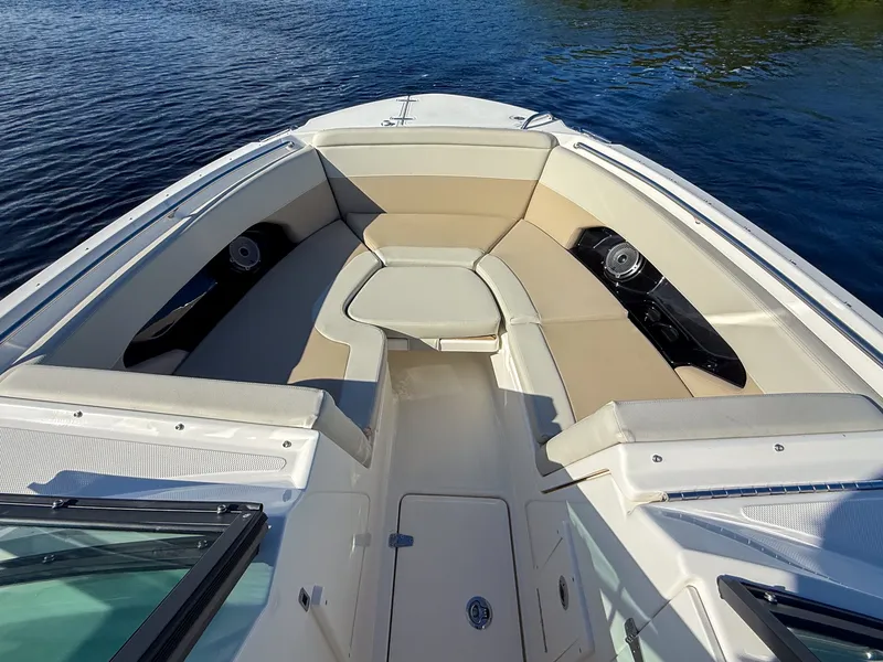 Slide: The Image of Boston Whaler 240 Vantage 2027 - 15