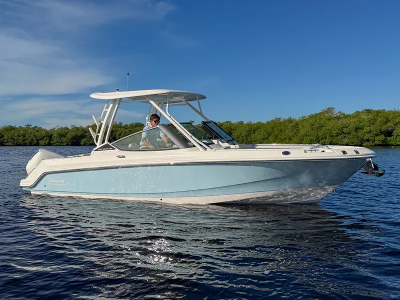 Slide: The Image of Boston Whaler 240 Vantage 2027 - 23