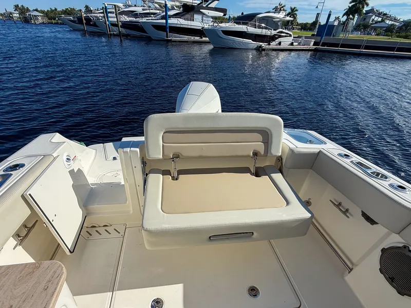 Slide: The Image of Boston Whaler 240 Vantage 2027 - 14