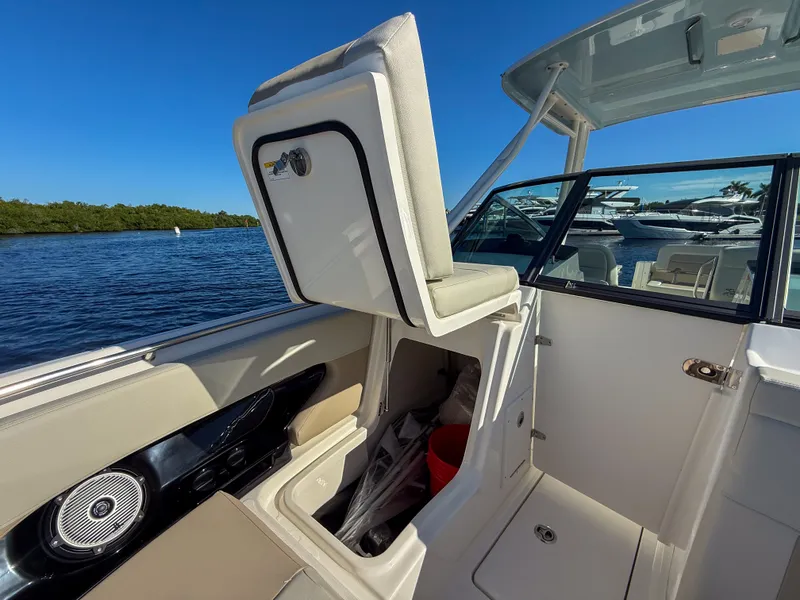 Slide: The Image of Boston Whaler 240 Vantage 2027 - 18