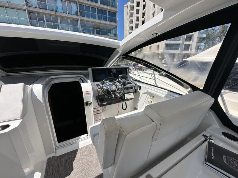 Slide: The Image of Cruisers 390 EXPRESS COUPE 2018 - 21