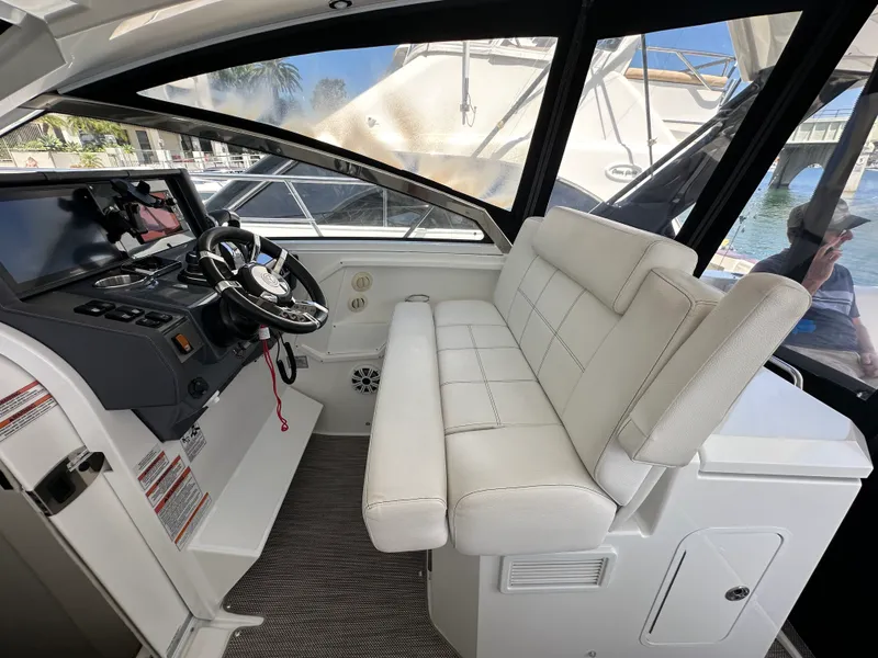 Slide: The Image of Cruisers 390 EXPRESS COUPE 2018 - 14