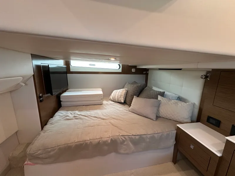 Slide: The Image of Cruisers 390 EXPRESS COUPE 2018 - 24