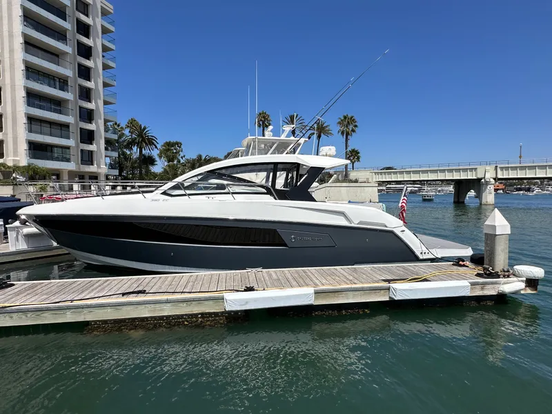 Slide: The Image of Cruisers 390 EXPRESS COUPE 2018 - 41