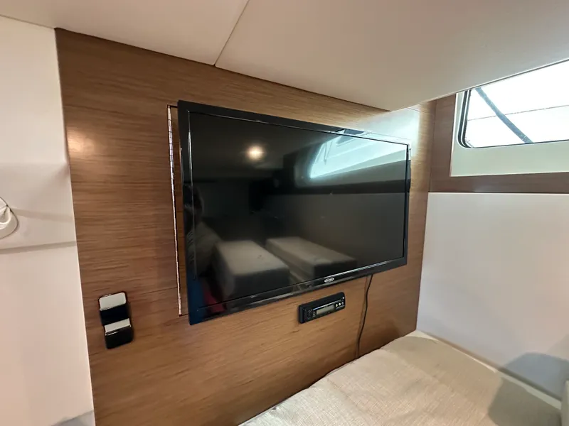 Slide: The Image of Cruisers 390 EXPRESS COUPE 2018 - 25